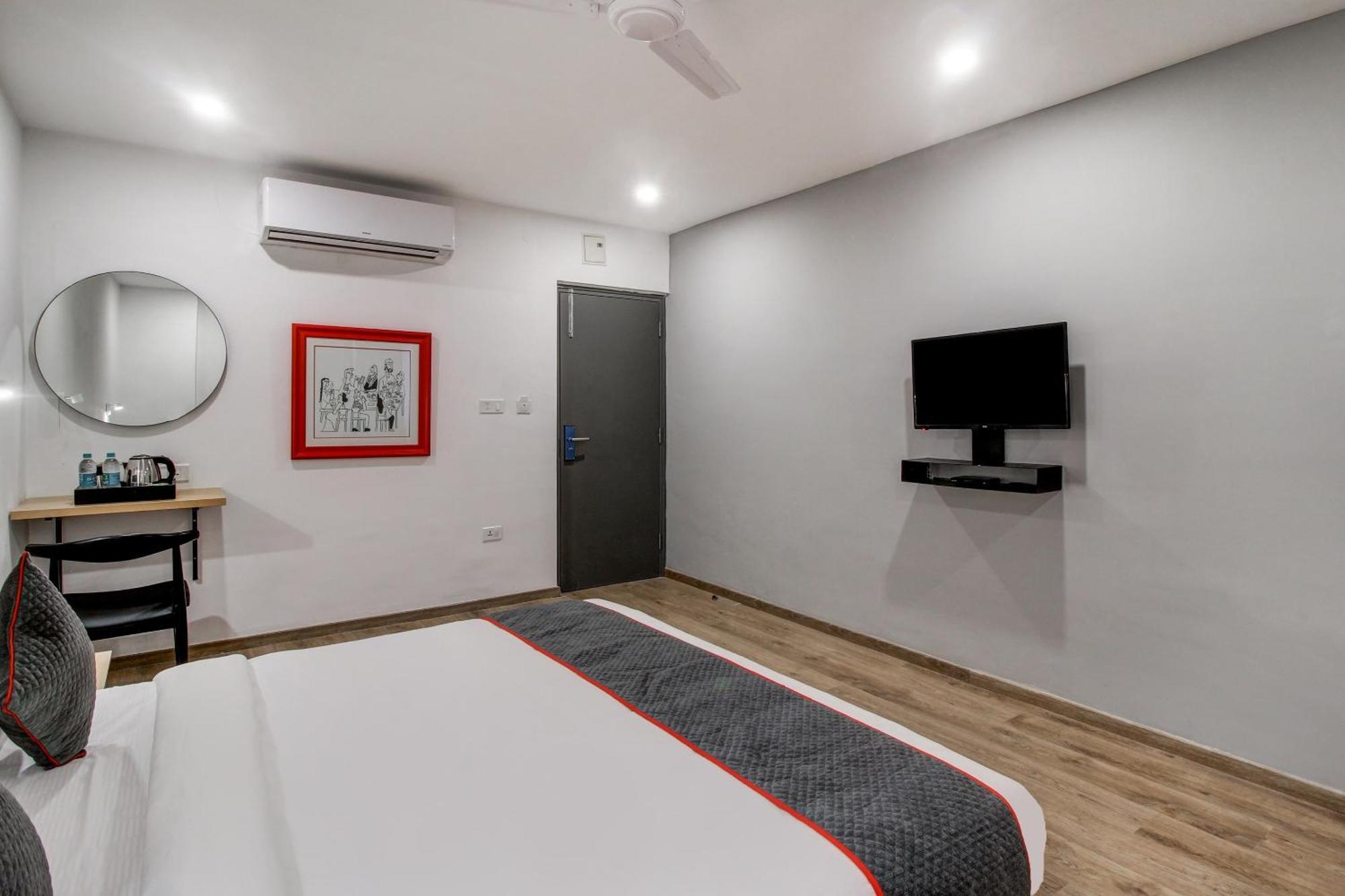 Super Townhouse Rcc Majestic 397 Lb Nagar Hotel Haiderabad Buitenkant foto