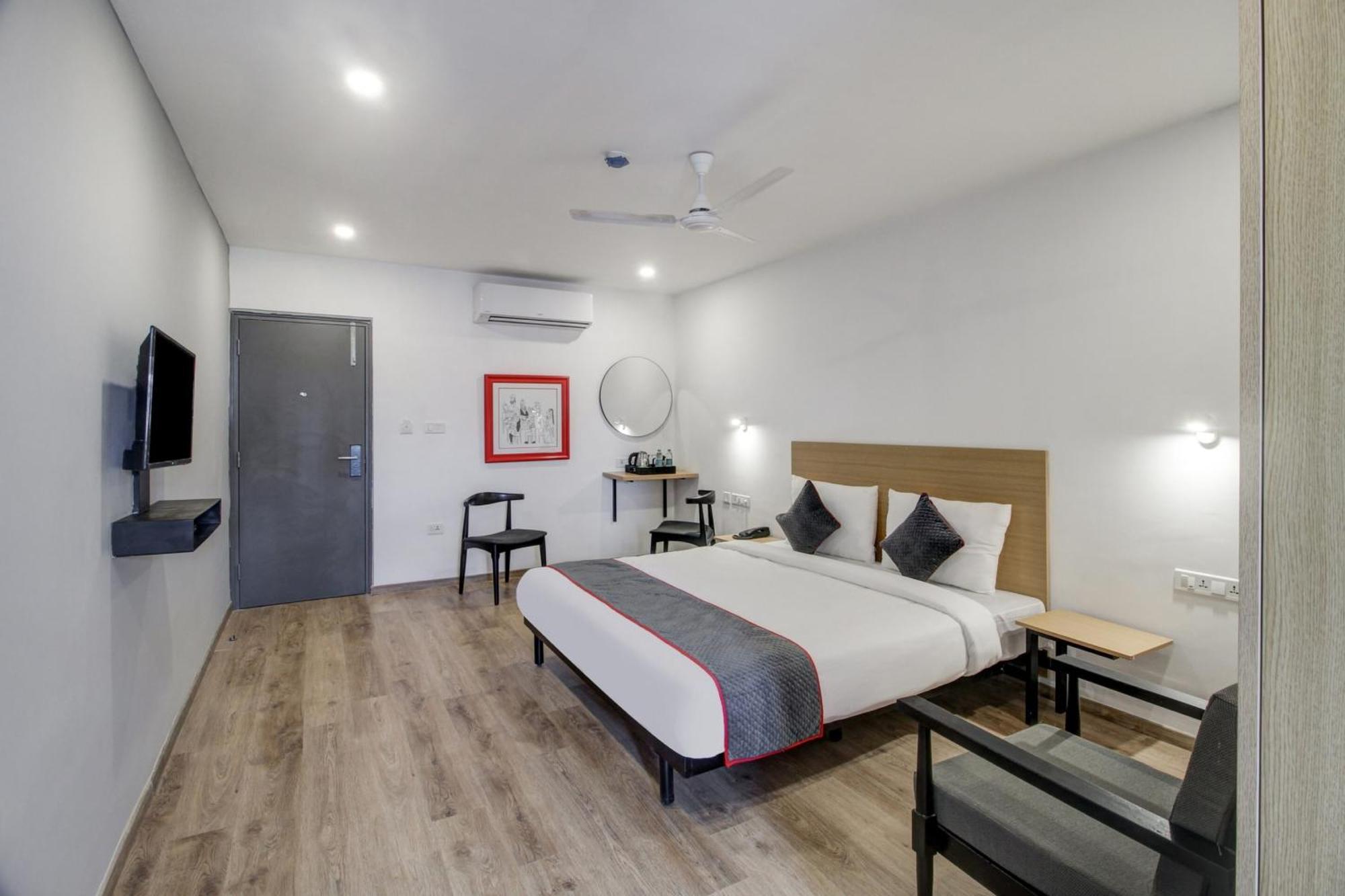 Super Townhouse Rcc Majestic 397 Lb Nagar Hotel Haiderabad Buitenkant foto
