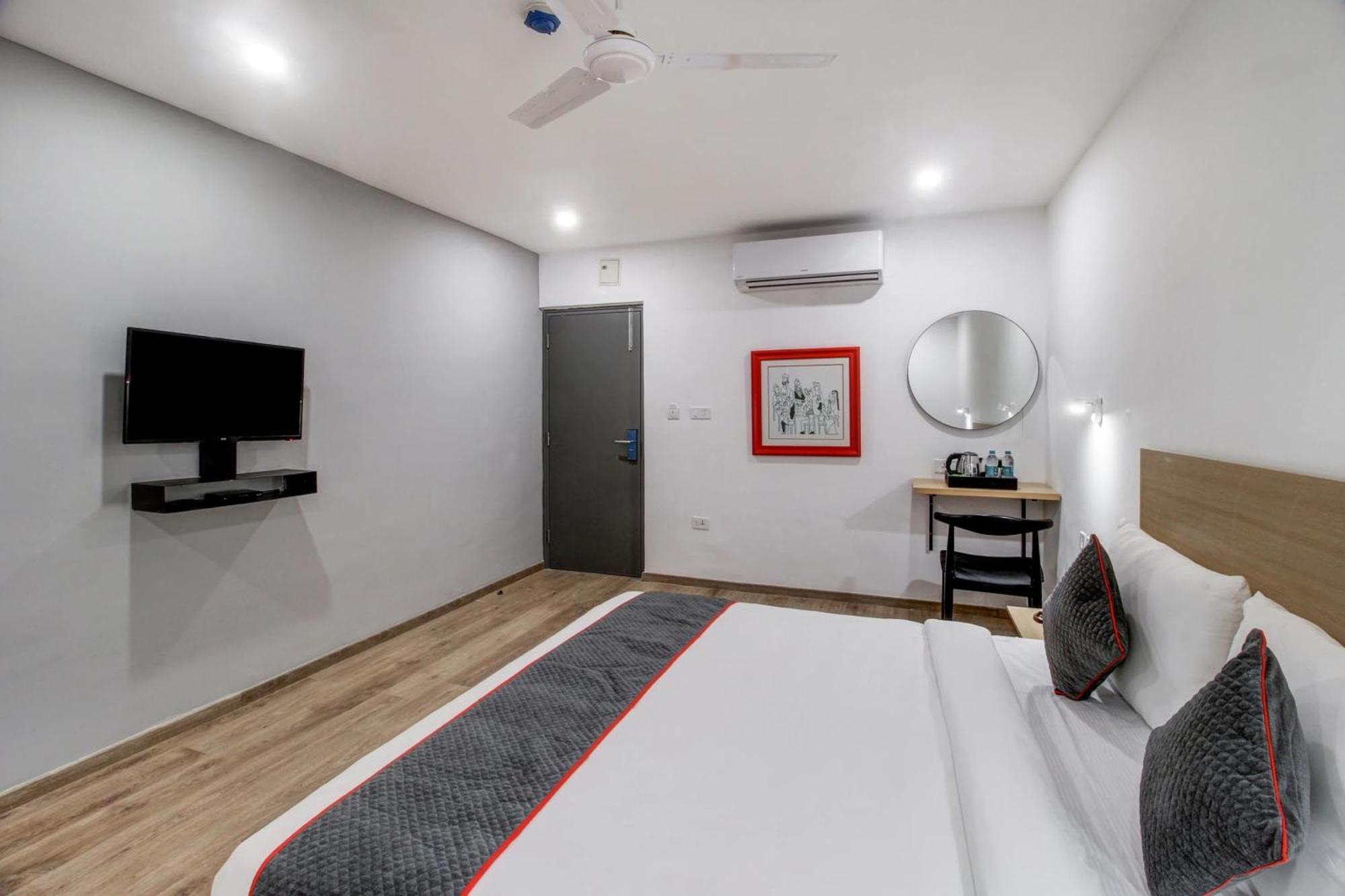 Super Townhouse Rcc Majestic 397 Lb Nagar Hotel Haiderabad Buitenkant foto