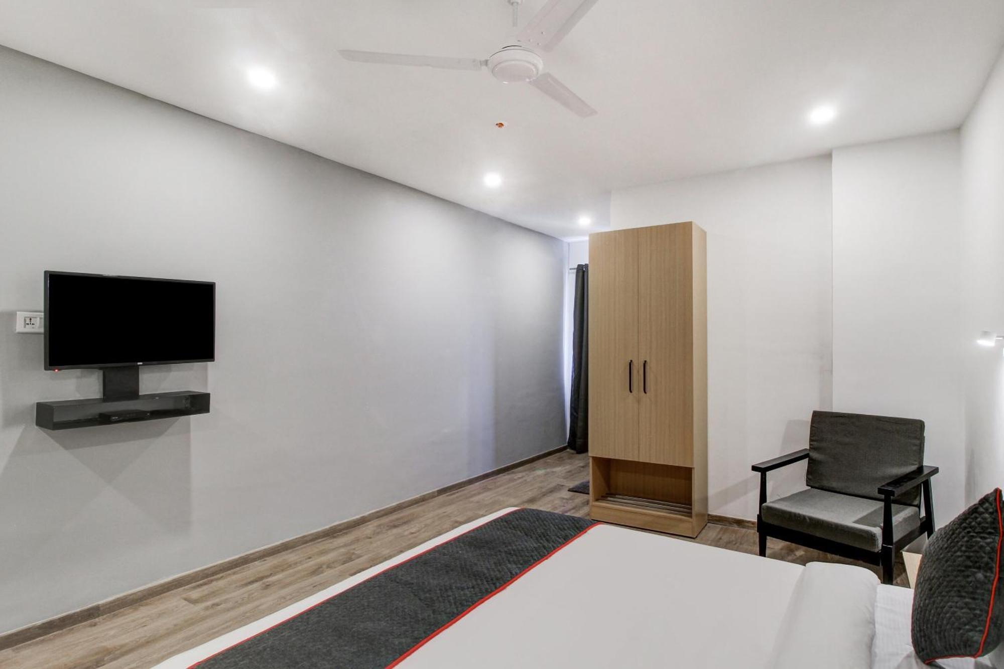 Super Townhouse Rcc Majestic 397 Lb Nagar Hotel Haiderabad Buitenkant foto