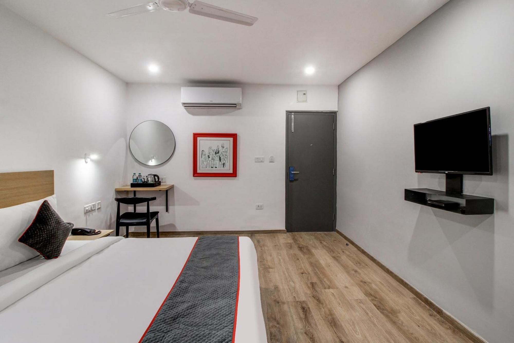 Super Townhouse Rcc Majestic 397 Lb Nagar Hotel Haiderabad Buitenkant foto