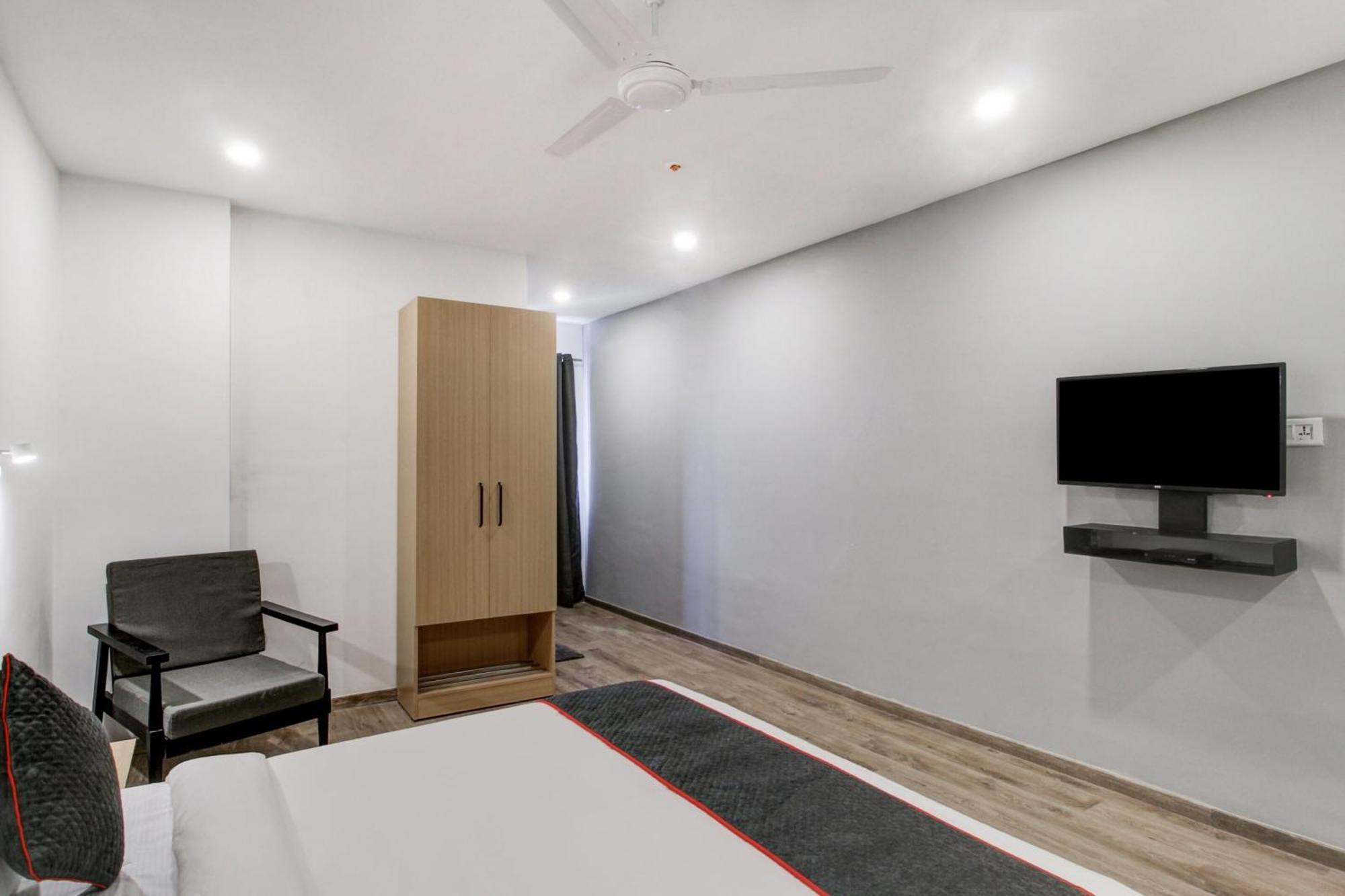 Super Townhouse Rcc Majestic 397 Lb Nagar Hotel Haiderabad Buitenkant foto