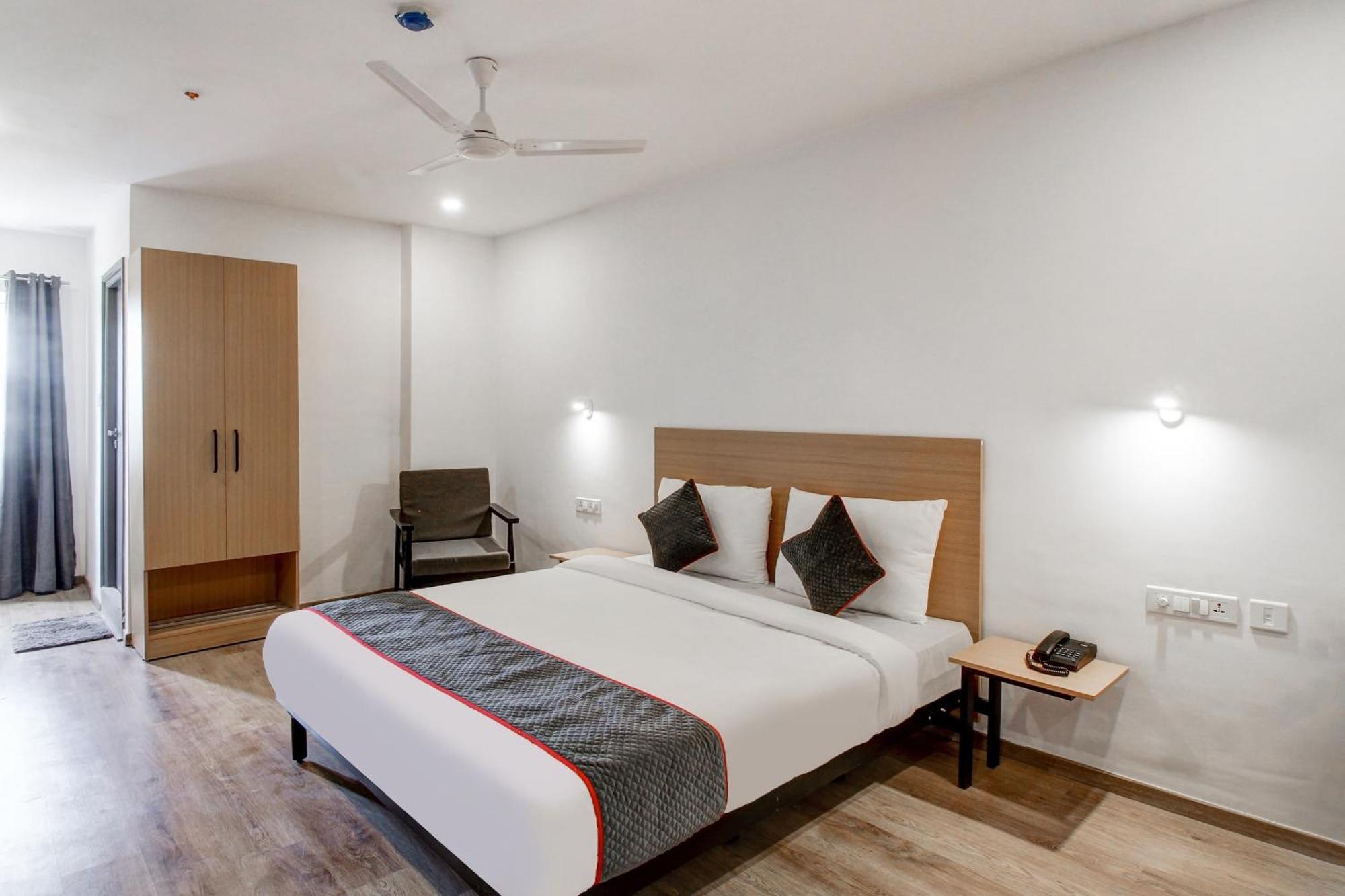 Super Townhouse Rcc Majestic 397 Lb Nagar Hotel Haiderabad Buitenkant foto