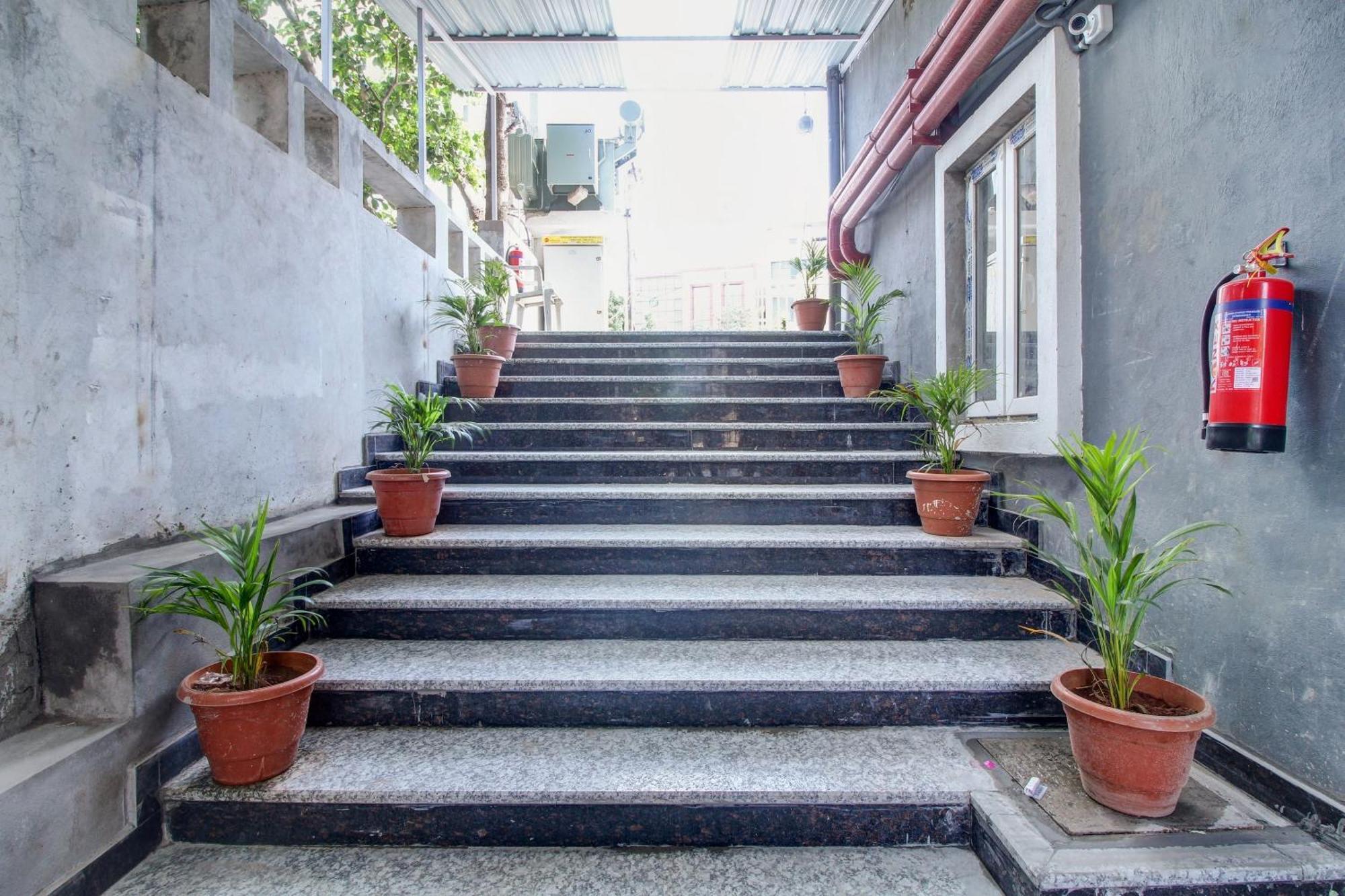Super Townhouse Rcc Majestic 397 Lb Nagar Hotel Haiderabad Buitenkant foto