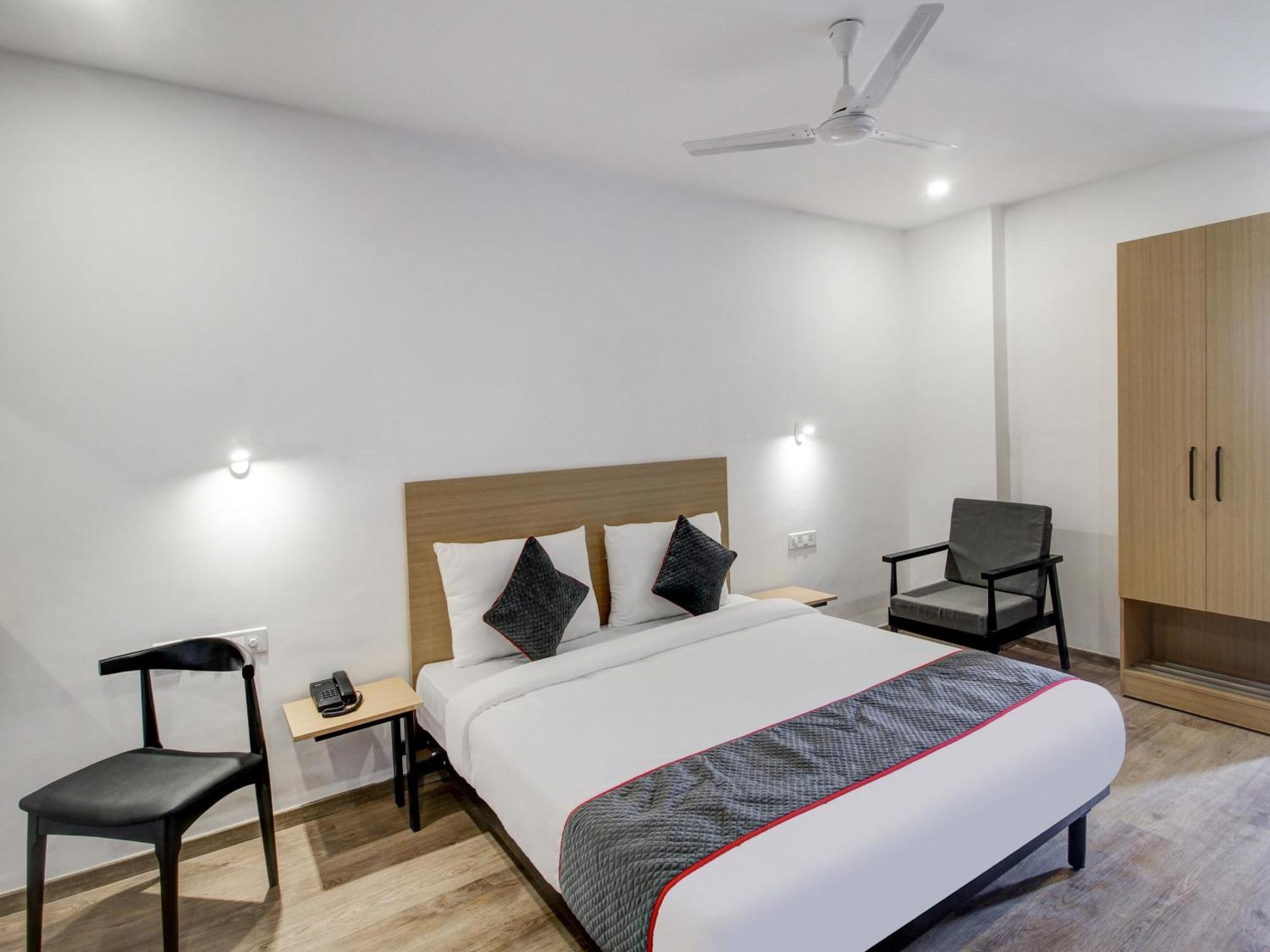 Super Townhouse Rcc Majestic 397 Lb Nagar Hotel Haiderabad Buitenkant foto