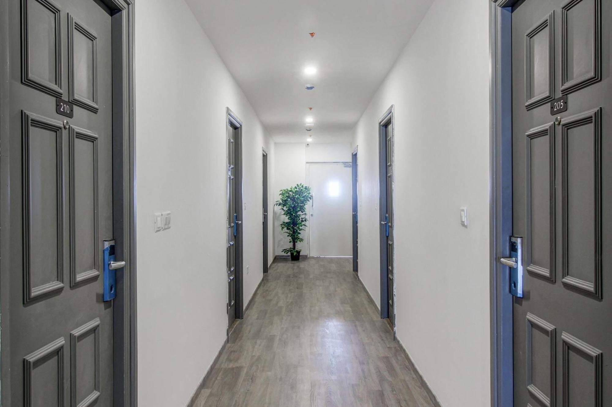 Super Townhouse Rcc Majestic 397 Lb Nagar Hotel Haiderabad Buitenkant foto