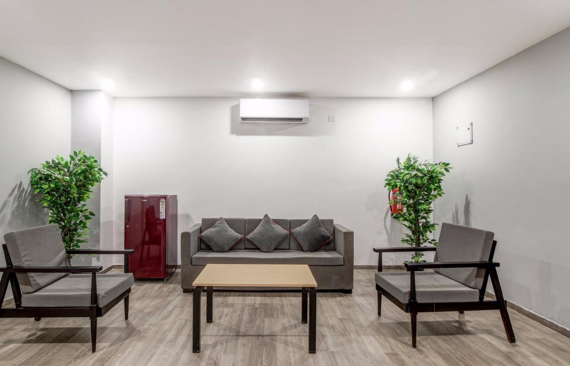 Super Townhouse Rcc Majestic 397 Lb Nagar Hotel Haiderabad Buitenkant foto