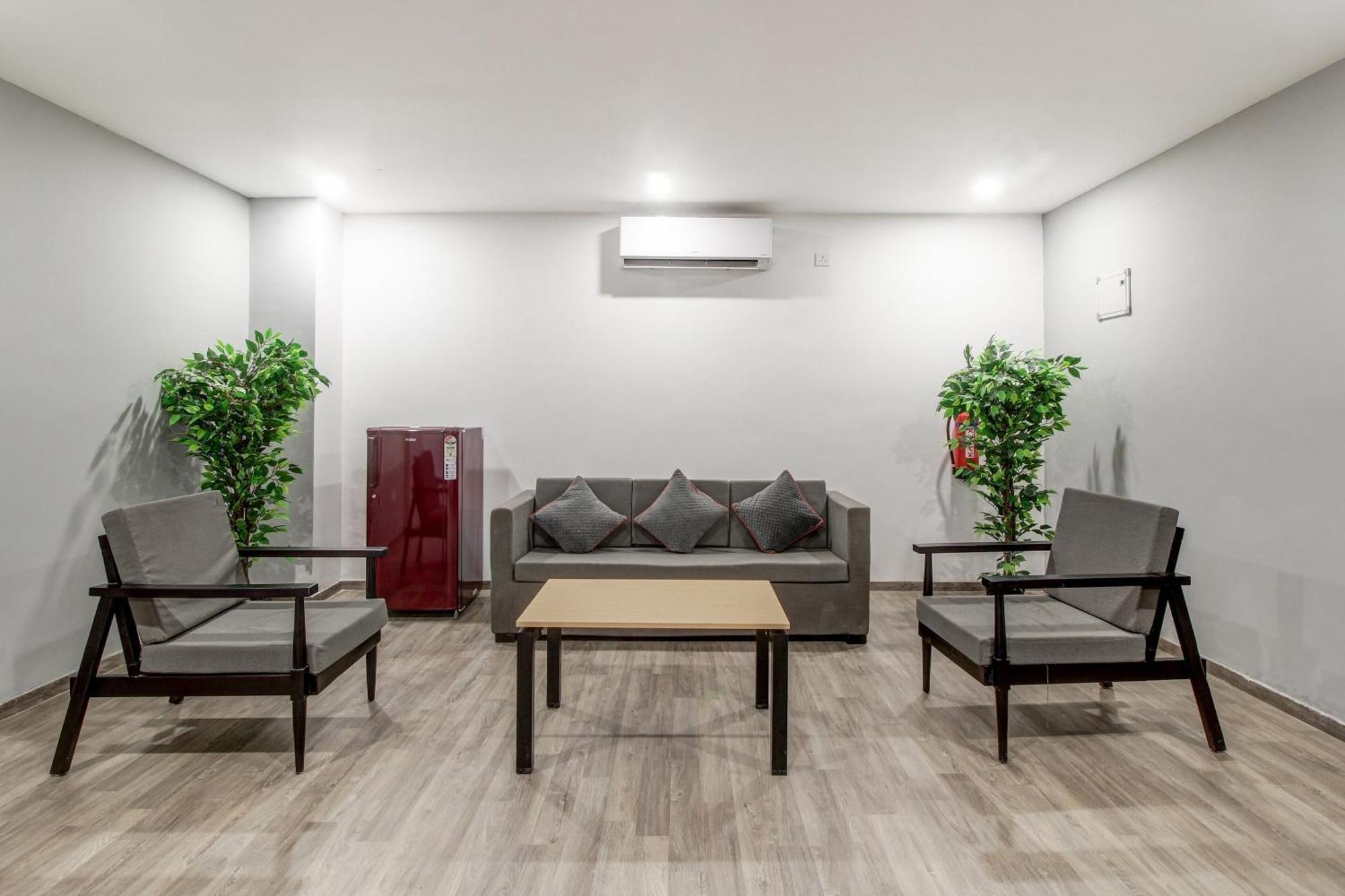 Super Townhouse Rcc Majestic 397 Lb Nagar Hotel Haiderabad Buitenkant foto
