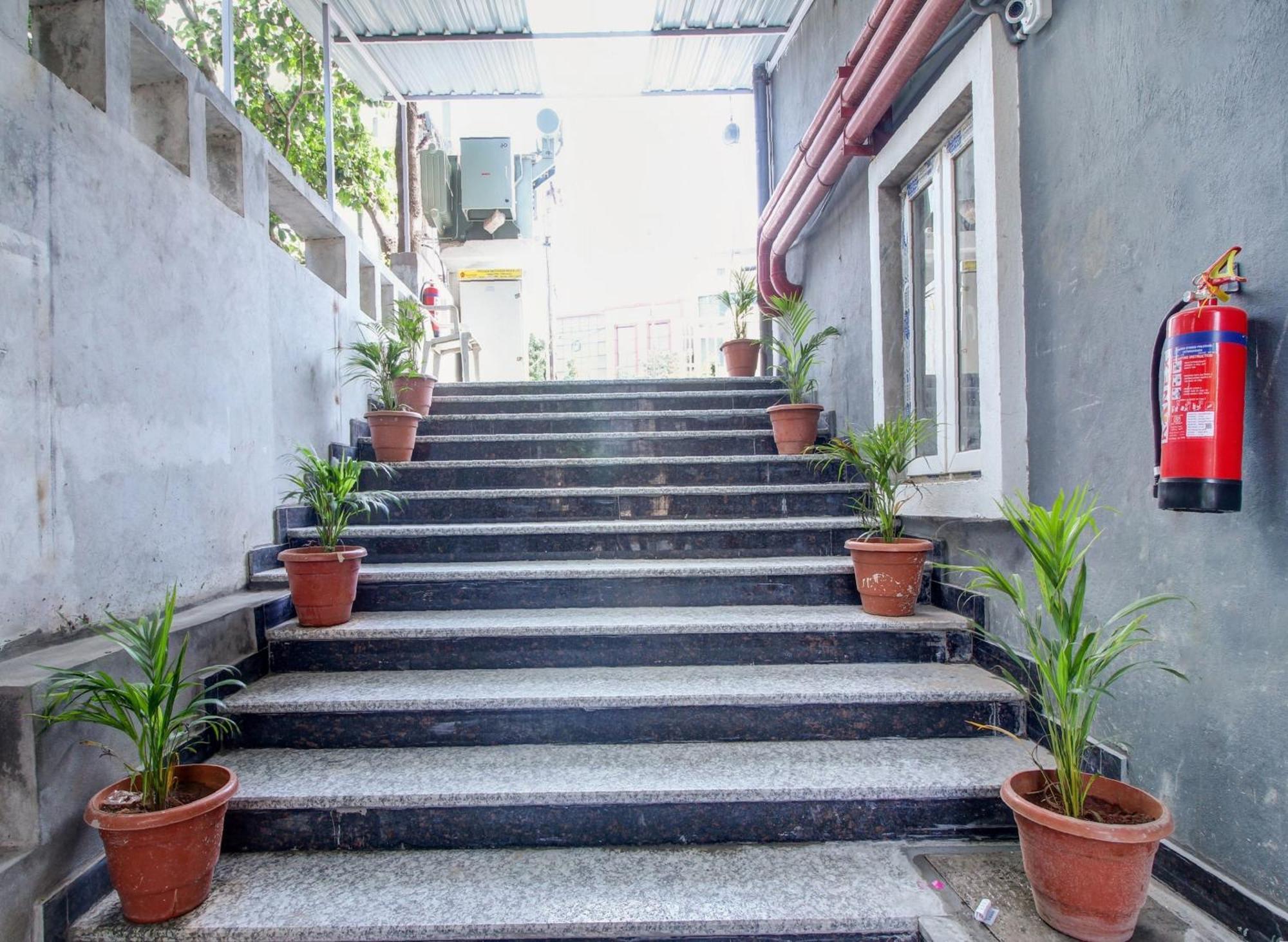 Super Townhouse Rcc Majestic 397 Lb Nagar Hotel Haiderabad Buitenkant foto
